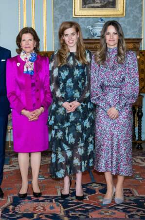 La reine silvia de Suède entourée de la princesse Béatrice d'York et la princesse Sofia de Suède en robes fleuries, le 27 avril 2022. 