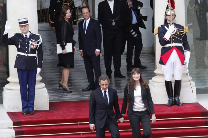 Carla Bruni-Sarkozy quitte l'Élysée en smoking et t-shirt blanc, le 15 mai 2012.