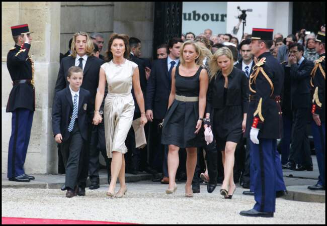 L'ex compagne de Nicolas Sarkozy, Cécilia Sarkozy choisit un look très glamour lors de la passation de pouvoir entre Jacques Chirac et Nicolas Sarkozy, 16 mai 2007.