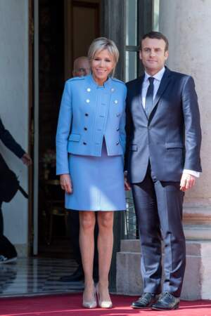Emmanuel Macron est vêtu d'un costume "Jonas & Cie" à 450 € ! Quant à sa femme, Brigitte Macron, elle craque pour une robe bleue lavande prêtée par Louis Vuitton au Palais de l'Elysée à Paris, le 14 mai 2017.  