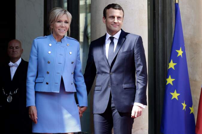 Brigitte Macron adopte un ensemble couleur lavande composé d'une robe courte et d'une veste à double boutonnage au palais de l'Elysée à Paris le 14 mai 2017.