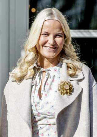 La princesse Mette-Marit de Norvège craque pour la robe fleurie "Margot" de la marque Pia Tjelta. Le 2 mai 2022