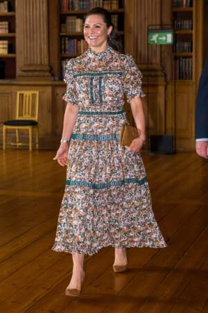 La princesse Victoria de Suède porte une robe fleurie et rose de la marque By Malina, le 28 avril 2022.