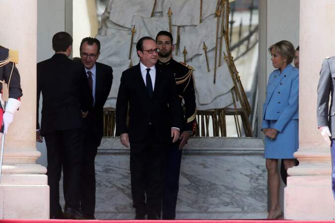 Brigitte Macron assume son style et ses vestes à épaulettes lors de la passation de pouvoir le 14 mai 2017.