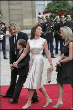 Cécilia Attias Sarkozy est chic et élégante dans une robe en satin crème lors de la passation de pouvoir entre Jacques Chirac et Nicolas Sarkozy, 16 mai 2007.