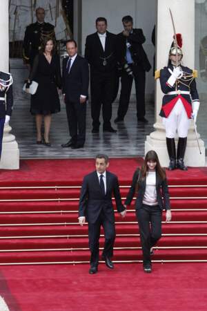 Carla Bruni-Sarkozy quitte l'Elysée en tailleur-pantalon noir lors de la cérémonie de passation de pouvoir entre Nicolas Sarkozy et François Hollande au palais de l'Elysée à Paris le 15 mai 2012.