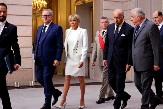 Brigitte Macron, très chic, au bras de Richard Ferrand, rejoins la salle de cérémonie du palais de l’Élysée, suivie de Laurent Fabius et Gérard Larcher 