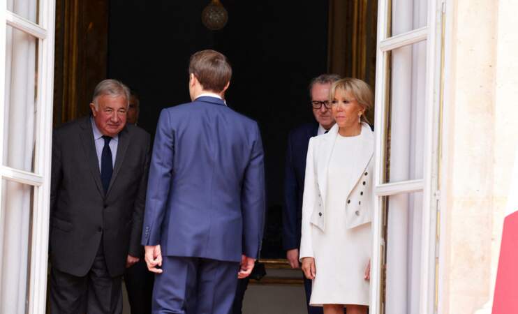 Brigitte Macron a choisi de porter une robe d’un blanc immaculée coupée au-dessus du genou