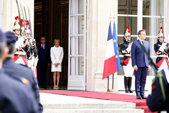 Brigitte Macron très élégante dans un look monochrome blanc pour l'investiture d'Emmanuel Macron, ce 7 mai 