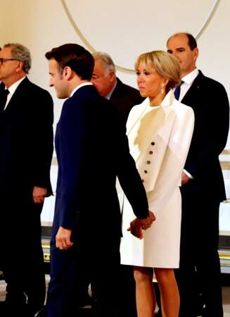 En 2017, lors de la première cérémonie d'investiture,  Brigitte Macron portait quasiment le même ensemble à un détail près : la tenue précédente était bleu ciel