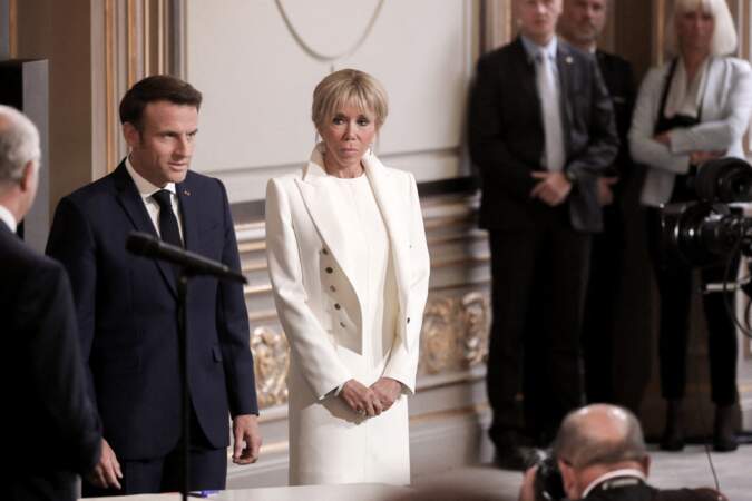 Brigitte Macron a opté pour une robe et une veste dans la même teinte pour une cérémonie au palais de l'Élysée à Paris