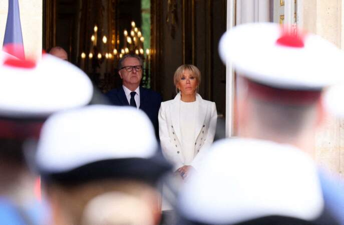 Brigitte Macron sublime dans un total look blanc avec des escarpins assortis, ce 7 mai à l'Élysée 