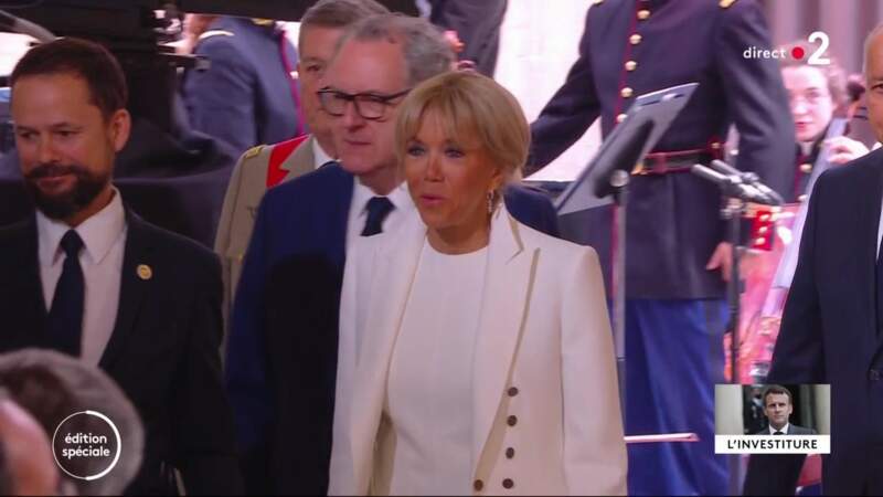 Brigitte Macron lors de la cérémonie d'investiture d'Emmanuel Macron. Elle a choisi une tenue entièrement blanche. Palais de l'Elysée à Paris le 7 mai 2022. 