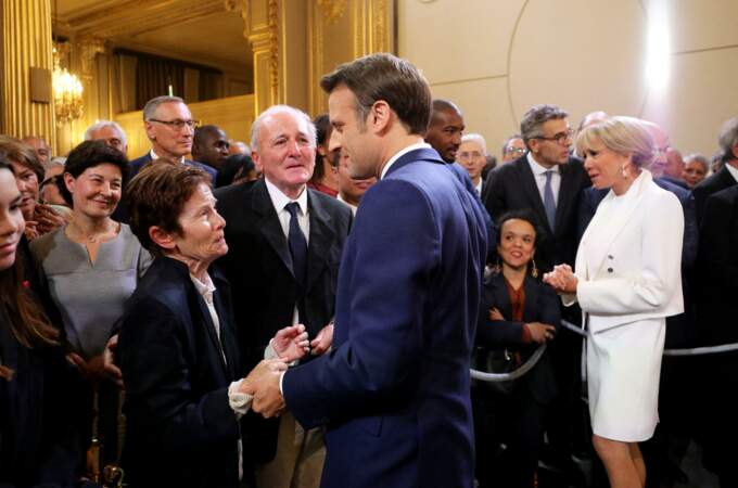 Pour sublimer son port de tête libéré, on découvre de jolies boucles d'oreilles scintillantes sur Brigitte Macron