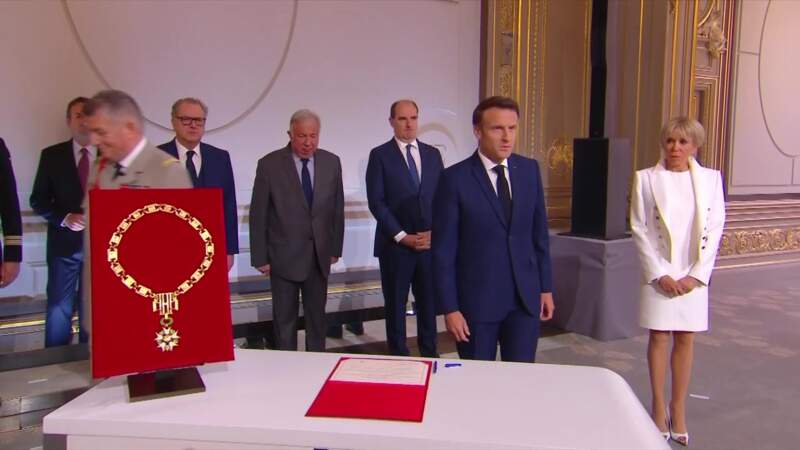 La tenue de Brigitte Macron pour cette seconde cérémonie d'investiture de son époux ressemble à celle qu'elle portait lors de la passation de pouvoir entre François Hollande et Emmanuel Macron en 2017. Palais de l'Elysée à Paris le 7 mai 2022. 