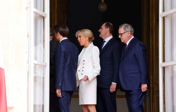 Brigitte Macron, très élégante en blanc, est entourée de son époux, Emmanuel Macron, ainsi que du Premier ministre, Jean Castex, et le président de l'assemblée nationale, Richard Ferrand