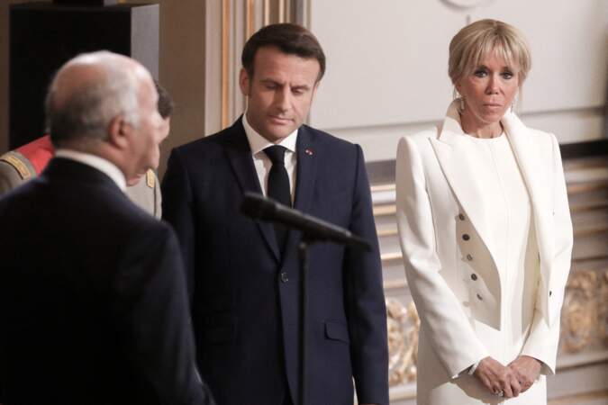 Le président français Emmanuel Macron accompagné de la première dame, Brigitte Macron très élégante