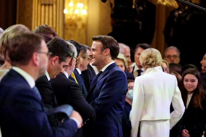 A l'instar d'un chignon banane, la coiffure de Brigitte Macron a été réalisée très simplement, épinglée juste au-dessus de la nuque 