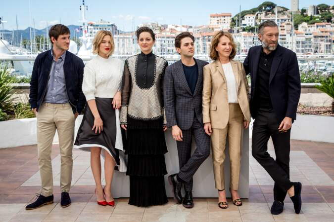 Léa Seydoux accompagnée de Gaspard Ulliel, Marion Cotillard, Xavier Dolan, Nathalie Baye et Vincent Cassel au photocall du film "Juste la fin du monde". festival de Cannes, le 19 mai 2016.