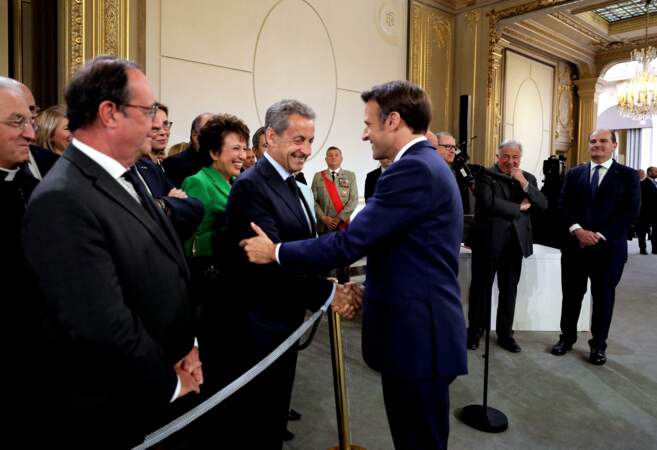 La poignée de main entre Emmanuel Macron et Nicolas Sarkozy lors de la cérémonie d'investiture à l'Élysée, le samedi 7 mai 2022.