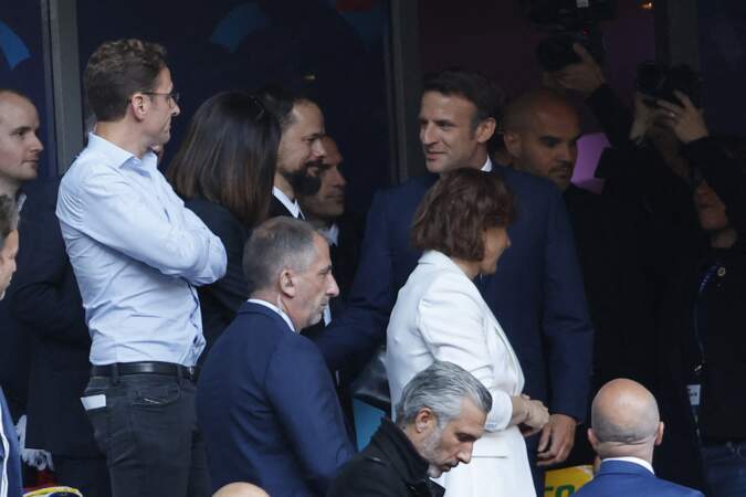 Le ballon rond, une véritable passion chez les Macron. Samedi 7 mai, le président de la République a été photographié dans les tribunes du stade de France aux côtés de son frère, Laurent 
