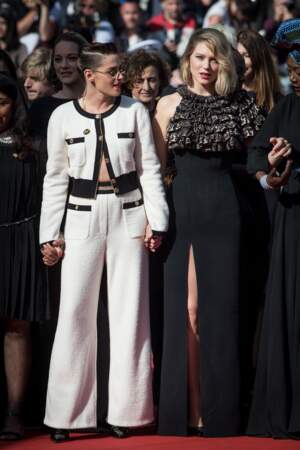 Kristen Stewart et Léa Seydoux en robe longue et noire à fente à la montée des marches du film « Les Filles du Soleil » au  71ème Festival de Cannes. Le 12 mai 2018.