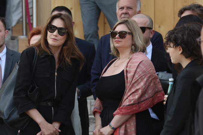 Carla Bruni a soutenu Daphné Rotage, petite-fille de Régine, lors des obsèques de la chanteuse, le lundi 9 mai 2022.