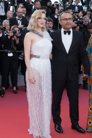 Léa Seydoux et André Zviaguintsev sont assortis en blanc et noir à la montée des marches du film Everybody Knows" lors du 71ème Festival de Cannes. Le 8 mai 2018. 