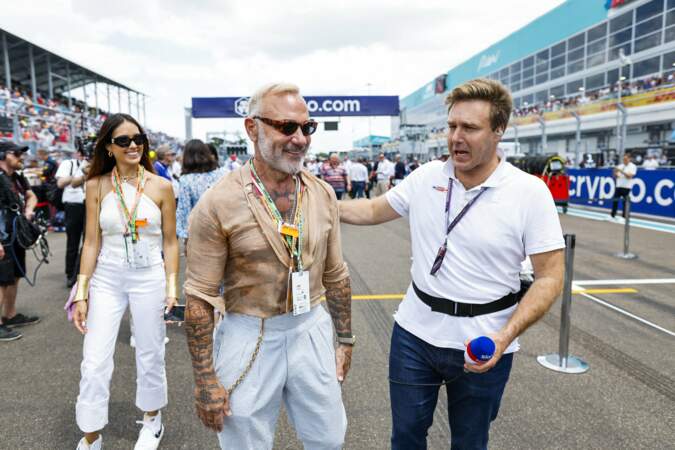 Le millionnaire Gianluca Vacchi  en chemise transparente beige et pantalon rayé lors du Grand Prix de Formule 1 (F1) de Miami, le 8 mai 2022.