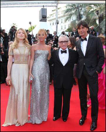 Léa Seydoux est accompagnée de Rida Giannini (styliste Gucci), Martin Scorsese et Patrizio di Marco (Gucci). L'actrice française porte une longue et fluide robe argentée à la montée des marches du film "Wall Street : l'argent ne dort jamais", en 2010. 