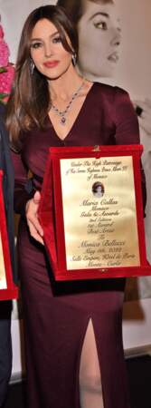 Monica Bellucci finit sa mise en beauté d'un fard à paupières irisé et violine durant la 2ème édition du Maria Callas Monaco Gala Awards à Monaco, le 5 mai 2022.