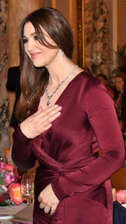 Pour dynamiser sa coupe de cheveux, Monica Bellucci opte pour deux mèches plus courtes durant la 2ème édition du Maria Callas Monaco Gala Awards à Monaco, le 5 mai 2022. 