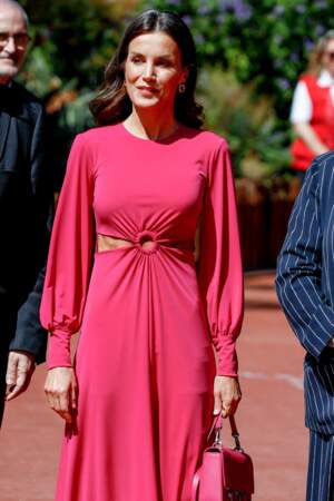La reine Letizia d'Espagne préside la commémoration de la Journée mondiale de la Croix-Rouge en robe découpée de couleur rose fuchsia, le 10 mai 2022.  
