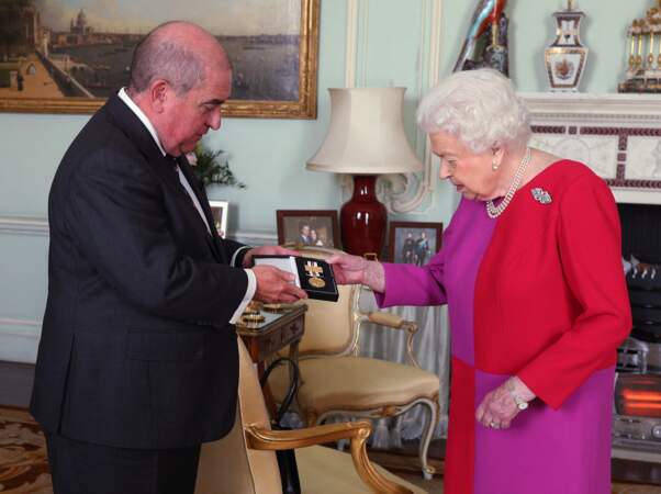 La reine Elizabeth II se voit remettre la première Médaille d'Ordre en Or par le professeur Mark Compton, lors d'une audience au palais de Buckingham, à Londres, le 11 mars 2020.