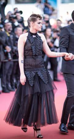 Kristen Stewart en robe de  princesse signée Chanel pour la montée des marches du film "Everybody Knows" lors du Festival  de Cannes, le 8 mai 2018. 