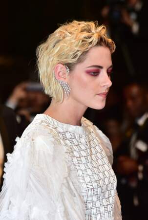 Kristen Stewart opte pour des bagues et boucles d'oreilles Messika pour la montée des marches du film "Personal Shopper" au festival de Cannes, le 17 mai 2016.