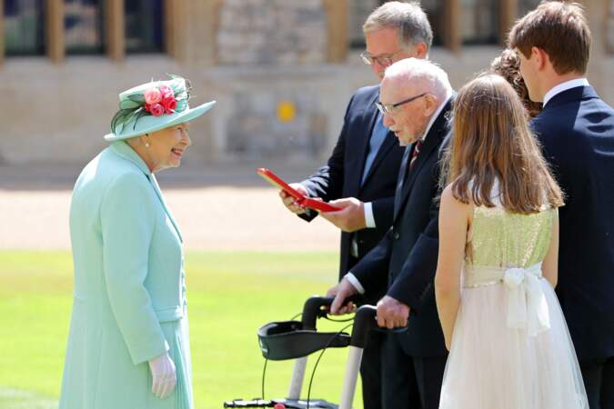 La reine Elizabeth II remet au capitaine Thomas Moore son titre de chevalier, lors d'une cérémonie au château de Windsor, le 17 juillet 2020.