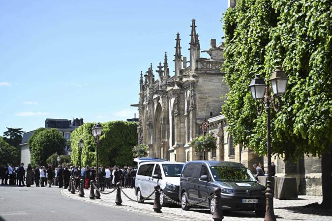 Devant la collégiale Notre-Dame de Poissy, grands chefs et personnalités publiques de tous horizons se sont réunis pour rendre un dernier hommage à Antoine Alléno