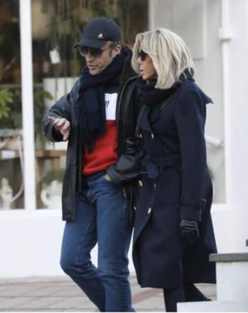 Emmanuel Macron et sa femme Brigitte optent pour un look décontracté pour passer le week-end d'élection au Touquet, dimanche 10 avril 2022. Le président porte des lunettes Aviateur de la marque Ray-ban. 