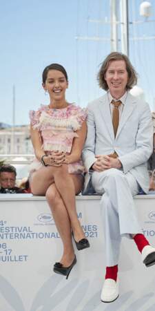 Lyna Khoudri accompagnée du réalisateur Wes Anderson au photocall du film The French Dispatch lors du 74ème festival international du film de Cannes. Le 13 juillet 2021.