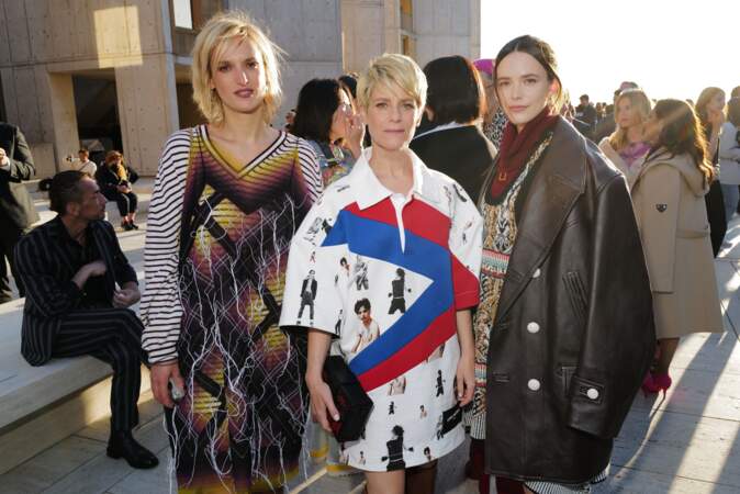 Agathe Rousselle, Marina Fois et Stacy Martin sont habillées avec la collection Louis Vuitton Femme Croisière 2023 à San Diego, le 12 mai 2023.