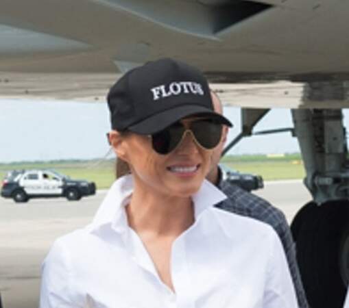 Melania Trump adopte le look aviateur en casquette et lunettes de soleil, le 29 août 2017.