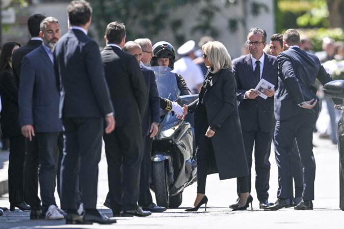 La Première dame Brigitte Macron salue José Pietroboni, chef du protocole pour les obsèques d'Antoine Alléno