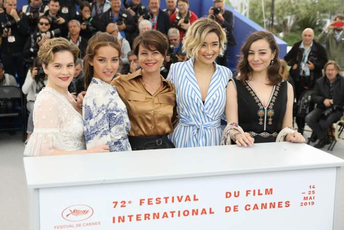 Lyna Khoudri accompagnée d'Amira Hilda Douaouda, Shirine Boutella, Mounia Anna Meddour et de Zahra Manel Doumandji lors du 72ème Festival de Cannes, le 17 mai 2019. 