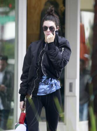 Kendall Jenner tente de passer inaperçue dans son bombers oversize noir à Beverly Hills, le 16 décembre 2016.