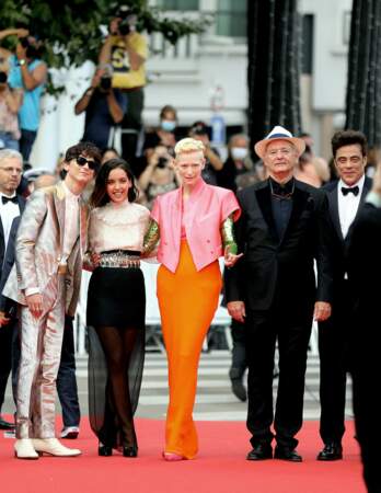 Lyna Khoudri accompagnée de Thimothée Chalamet, Tilda Swinton, Bill Murray et Benicio del Toro à la projection du film "The French Dispatch" au Festival de Cannes, le 12 juillet 2021. 
