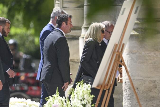 Brigitte Macron, Bruno Le Maire et Karl Olive entrent dans l'église pour rendre hommage à Antoine Alléno