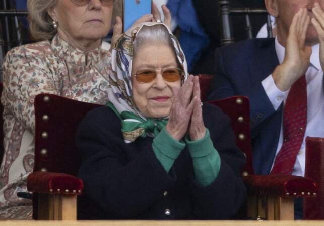 Radieuse, Sa Majesté a joué la carte de foulard sur le tête, comme l'année dernière lors du même événement