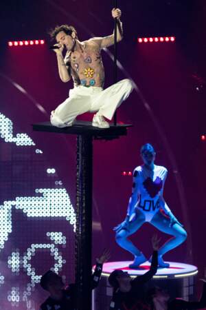 Sous sa veste de costume, Mika porte un un haut à manche longue... transparent, à l'Eurovision 