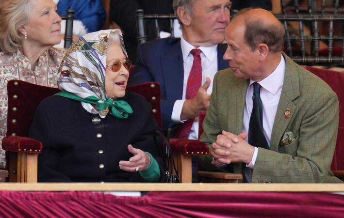 Sa Majesté en pleine discussion avec le prince Edward